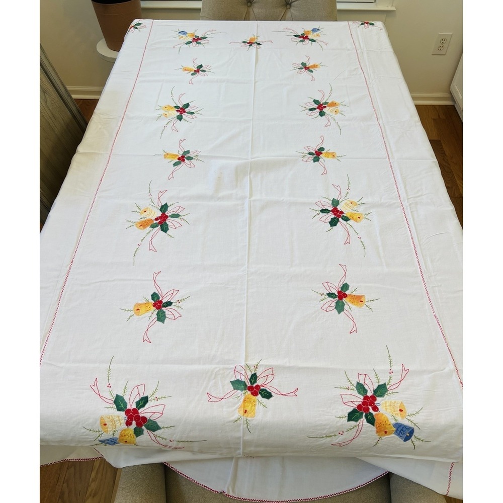 VINTAGE HAND EMBROIDERED CHRISTMAS TABLECLOTH Set W/12 Napkins 72X 108" Oval